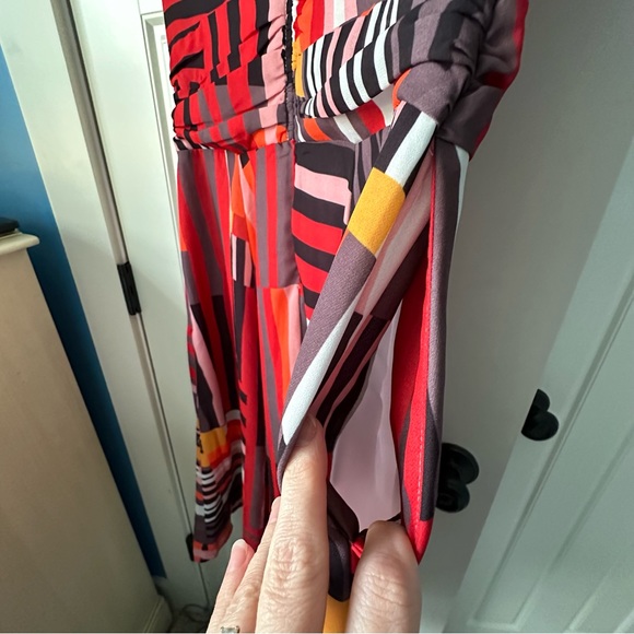Stunning graphic stripe print crepe dress w/pockets! M-10 NWOT. Never worn. - Picture 9 of 13